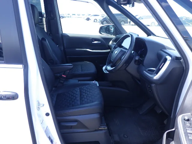 2023 Toyota Voxy Hybrid S-Z, front seats