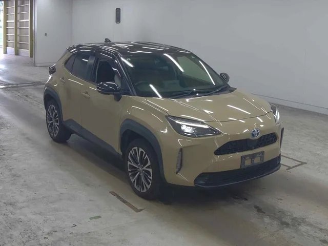 2021 Toyota Yaris Cross Hybrid Z, front three-quarter view