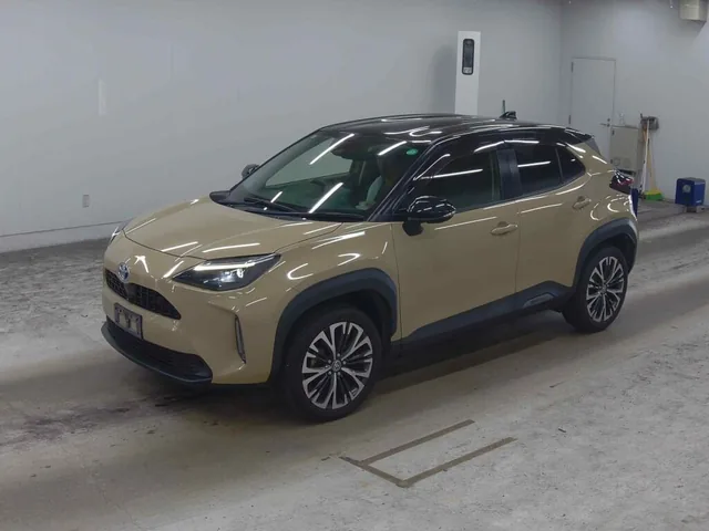 2021 Toyota Yaris Cross Hybrid Z, front three-quarter view