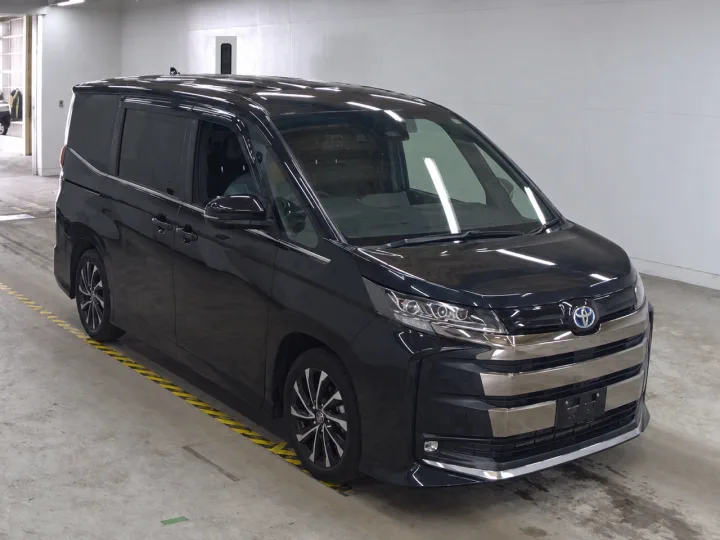 Photo of the 2022 Toyota Noah Hybrid S-Z